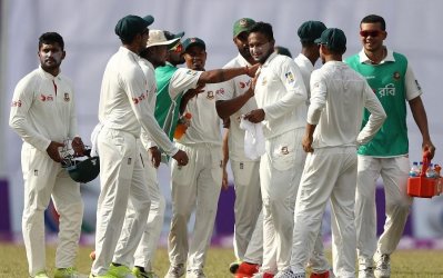 সাকিবের আরেকটি উইকেট, সতীর্থদের অভিনন্দন