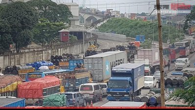 ঢাকা থেকে চট্টগ্রাম ও সিলেটের পথে থেমে থেমে চলছে গাড়ি