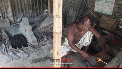 সাতক্ষীরায় ব্যস্ত কামারপাড়ার কারিগররা