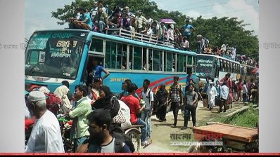 শিমুলিয়া ঘাটে মানুষের উপচে পড়া ভিড় (ছবি: প্রতিনিধি)