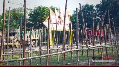 রাস্তার পাশে পশুর হাট বসিয়েছেন ইজারাদাররা