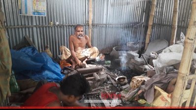 সাতক্ষীরায় ব্যস্ত কামারপাড়ার কারিগররা 