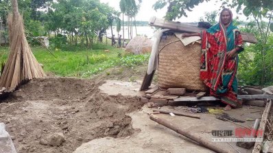 নদীর ভাঙনে খোলা আকাশের নিচে এভাবেই ঘর বানিয়ে থাকছেন সম্বলহারা মানুষেরা