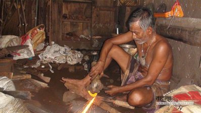 ঈদকে সামনে রেখে ব্যস্ততা বেড়েছে পটুয়াখালীর কামারপাড়ায়