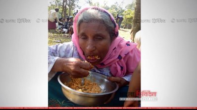 বিজিবি&rsquo;র সহায়তায় যেটুকু খাবার পাওয়া যাচ্ছে তা নিয়ে কাড়াকাড়ি অবস্থা