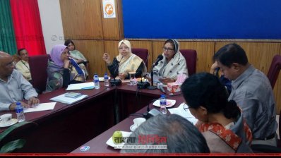 নারী ও শিশু নির্যাতন বন্ধে করণীয় শীর্ষক আলোচনা সভায় মহিলা ও শিশুবিষয়ক মন্ত্রণালয়ের প্রতিমন্ত্রী মেহের আফরোজ চুমকিসহ অন্যরা