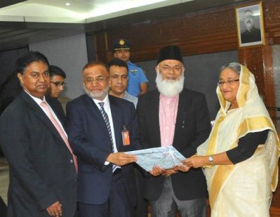 প্রধানমন্ত্রী শেখ হাসিনা তার ত্রাণ তহবিলের জন্য বিভিন্ন প্রতিষ্টানের কাছ থেকে সাহায্যের অর্থ গ্রহণ করছেন (ছবি: ফোকাস বাংলা)