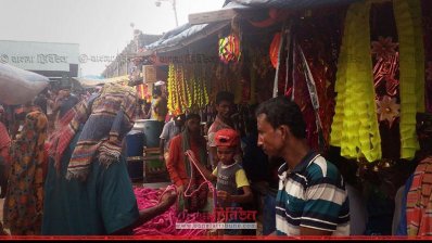 হাটের পাশে পশু সাজানোর জিনিসপত্রের পসরা সাজিয়ে বসেছে অনেক অস্থায়ী দোকান