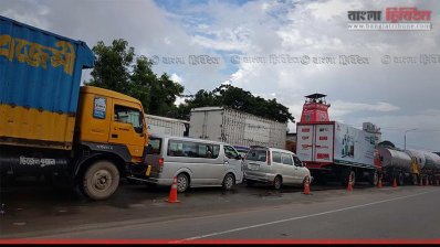 ঢাকা থেকে চট্টগ্রাম ও সিলেটের পথে থেমে থেমে চলছে গাড়ি