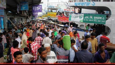 লঞ্চেও ঘরমুখো মানুষের উপচেপড়া ভিড়। সদরঘাট থেকে তোলা ছবি