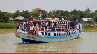 ঘরমুখো মানুষ নিয়ে দৌলতদিয়া ঘাট থেকে ছেড়ে যাওয়া একটি লঞ্চ (ছবি- প্রতিনিধি)