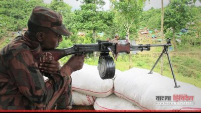 নো-ম্যানস ল্যান্ডে রোহিঙ্গাদের খাবার দিয়ে সাহায্য করছেন স্থানীয়রা