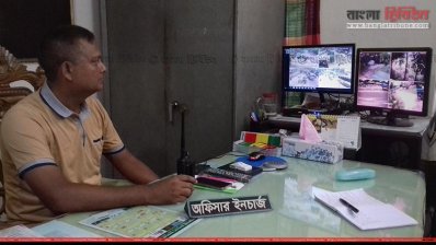 যানজট পরিস্থিতি পর্যবেক্ষণ করছেন এক পুলিশ কর্মকর্তা