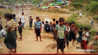 নো-ম্যানস ল্যান্ডে রোহিঙ্গাদের খাবার দিয়ে সাহায্য করছেন স্থানীয়রা