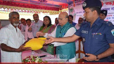 বন্যায় ক্ষতিগ্রস্ত কৃষকদের মাঝে আমন চারা ও বীজ বিতরণ করছেন স্বাস্থ্যমন্ত্রী (ছবি- প্রতিনিধি)