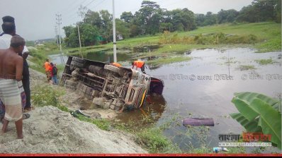মুন্সীগঞ্জে যাত্রীবাহি বাস খাদে