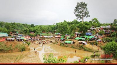 নো-ম্যানস ল্যান্ডে রোহিঙ্গাদের খাবার দিয়ে সাহায্য করছেন স্থানীয়রা
