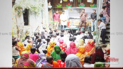 কড়াইল বস্তিতে আগুন নেভানো ও সতর্ক থাকার কৌশল শেখাচ্ছেন ফায়ার সার্ভিসের একজন কর্মকর্তা