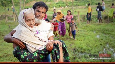 নব্বই বছর বয়সী মা সমরুখ খাতুনকে কোলে করে রাখাইন রাজ্যের মংডু উপজেলার ঢেঁকিবনিয়া ইউনিয়নের ফকিরপাড়া গ্রাম থেকে ৩০ কিলোমিটার দূরে নোম্যানস ল্যান্ডে হাবিব উল্লাহ