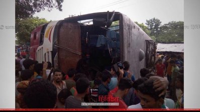 মাদারীপুরের কালকিনিতে উল্টে পড়া বিআরটিসি বাস 
