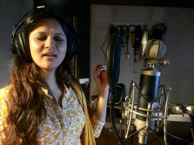 &lsquo;মুখোমুখি&rsquo; গানের রেকর্ডিংয়ে মিথিলা (ছবি: সংগৃহীত)