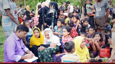 মিয়ানমার থেকে নোম্যাসন ল্যান্ডে অবস্থান নেওয়া নব্বই বছর বয়সী সমরুখ খাতুনের সঙ্গে কথা বলছেন বাংলা ট্রিবিউনের প্রতিনিধি আবদুল আজিজ