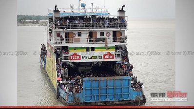 ঘাটে ফেরি ভিড়লেই যানবাহনের আগে উঠে পড়ে হাজার হাজার মানুষ