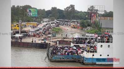 ঘাটে ফেরি ভিড়লেই যানবাহনের আগে উঠে পড়ে হাজার হাজার মানুষ