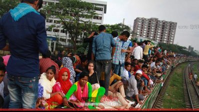 ট্রেনের ছাদে বাড়ি ফিরছেন মানুষ