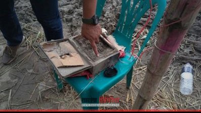 বোম সদৃশ বস্তুটি থেকে বালু, ঘড়ি ও কিছু তার উদ্ধার করেছে পুলিশ