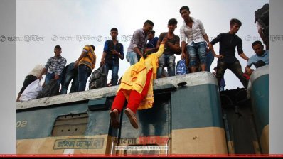 প্রাণের ঝুঁকি নিয়ে টেনের ছাদে উঠছেন যাত্রীরা
