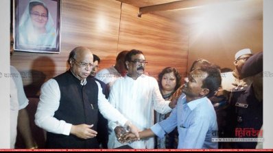 চলন্ত বাসে ধর্ষণ ও হত্যার শিকার রূপার পরিবারকে সান্ত্বনা দেন স্বাস্থ্যমন্ত্রী মোহাম্মদ নাসিম