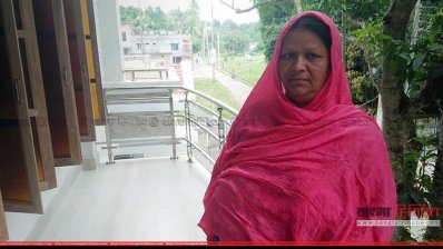 নতুন বাড়ির ব্যালকনিতে মাশরাফির মা