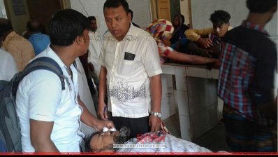 হাসপাতালে চিকিৎসাধীন আহতদের ঘিরে স্বজনরা (ছবি- প্রতিনিধি)
