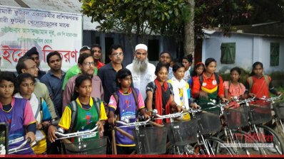 নারী ফুটবলারদের বাইসাইকেল বিতরণ করলেন সংস্কৃতিমন্ত্রী
