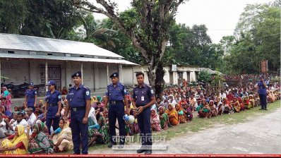 কুড়িগ্রামে বন্যা দুর্গতদের মাঝে মাংস ও পোলাওয়ের চাল বিতরণ