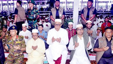 জাতীয় ঈদগাহে ঈদের নামাজ আদায় করছেন রাষ্ট্রপতি ও ঢাকা দক্ষিণ সিটি করপোরেশনের মেয়র (ছবি- ফোকাস বাংলা)