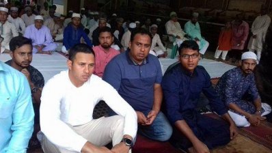 নাসিরের সঙ্গে এক কাতারে ঈদের জামাতে খাজা