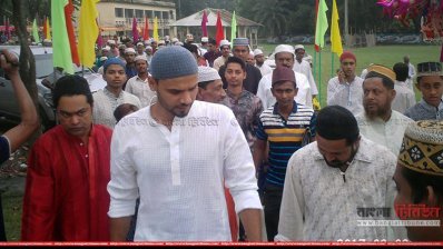 নামাজ শেষে বাসায় ফেরার পথে মাশরাফি