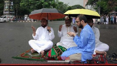 জাতীয় ঈদগাহের সামনের রাস্তায় ঈদের মোনাজাতে মুসুল্লিরা