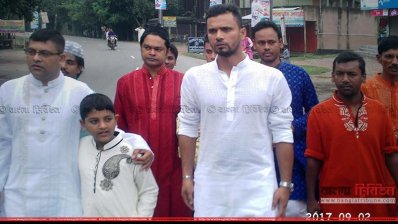 পরিবারের সঙ্গে ঈদ করতে নড়াইলে মাশরাফি