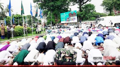 ঈদগাহ ময়দান সংলগ্ন রাস্তায় চলছে ঈদের জামাত