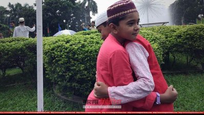 ঈদের নামাজ শেষে কোলাকুলি