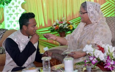 সাকিবকে ফল খাওয়াচ্ছেন প্রধানমন্ত্রী