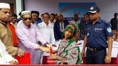 কুড়িগ্রামে বন্যা দুর্গতদের মাঝে মাংস ও পোলাওয়ের চাল বিতরণ