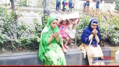 জাতীয় ঈদগাহে নামাজ পড়তে না পেরে বাইরে বসেই মোনাজাত করেছেন অনেকে
