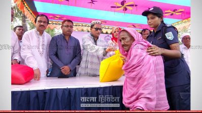 লালমনিরহাটের চার শতাধিক বানভাসি পরিবারের মাঝে খাদ্য উপকরণ বিতরণ 
