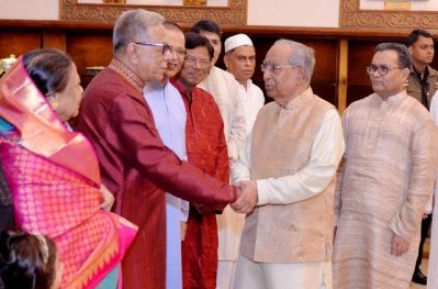 বঙ্গভবনে সমাজের বিভিন্ন শ্রেণি-পেশার ব্যক্তিদের সঙ্গে শুভেচ্ছা বিনিময় করেন রাষ্ট্রপতি মো. আবদুল হামিদ (ছবি: ফোকাস বাংলা)