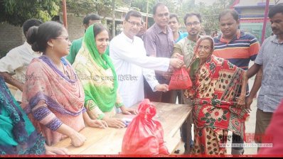 ইসলামিক রিলিফ বাংলাদেশ এর অর্থায়নে এসকেএস ফাউন্ডেশন এই গোশত বিতরণ করে