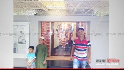 ছুটির দিনে বন্ধ বঙ্গবন্ধু সৃতি জাদুঘর দেখতে আসা লোকজন